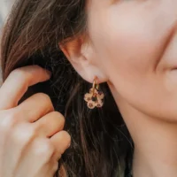 Gänseblümchen-Ohrringe aus Holz mit eingraviertem, kleinem Blumenmuster, ein kindliches, florales Schmuckstück aus der Schweiz