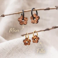 créoles-boucles-oreilles-en-bois-daisy-mere-fille-2 Boucles d’oreilles en bois Daisy pour mère et fille, motif feuillage gravé, forme fleur délicate, bijou nature fabriqué en Suisse
