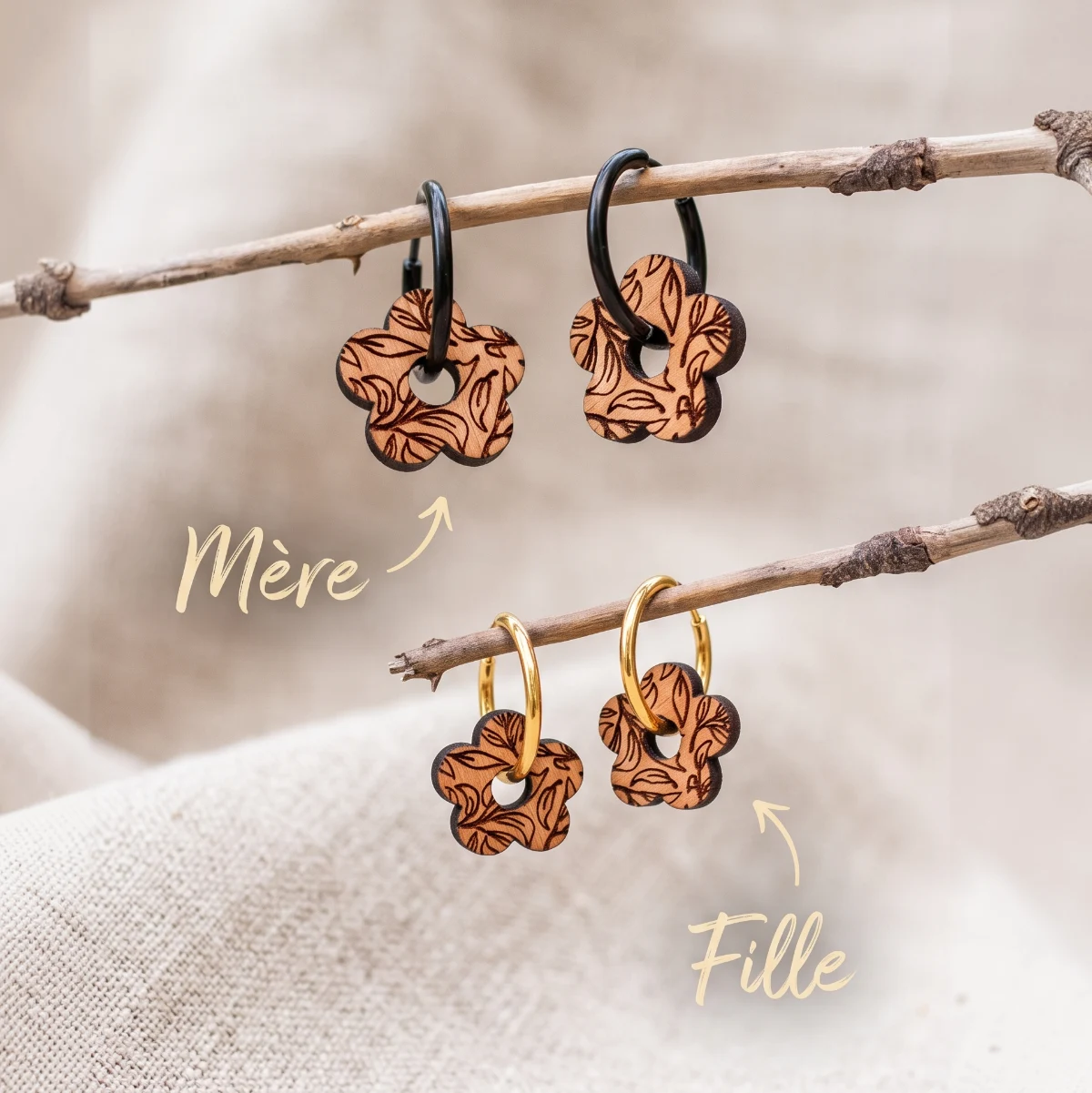 créoles-boucles-oreilles-en-bois-daisy-mere-fille-2 Boucles d’oreilles en bois Daisy pour mère et fille, motif feuillage gravé, forme fleur délicate, bijou nature fabriqué en Suisse
