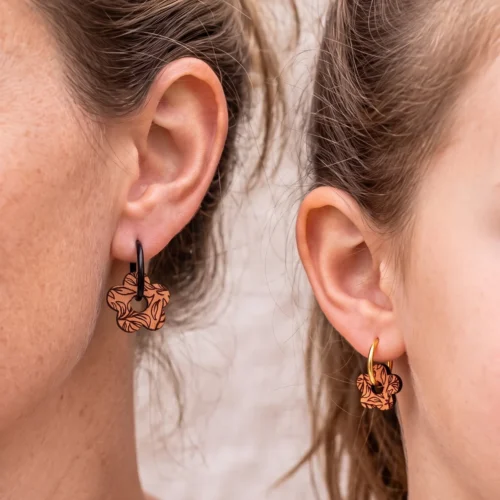 Boucles d’oreilles en bois Daisy pour mère et fille, motif feuillage gravé, forme fleur délicate, bijou nature fabriqué en Suisse