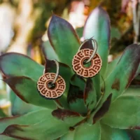 Schweizer Holzcreolen mit einem versteckten Symbol, das „Das Leben ist schön“ sagt