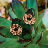 Schweizer Holzcreolen mit einem versteckten Symbol, das „Das Leben ist schön“ sagt