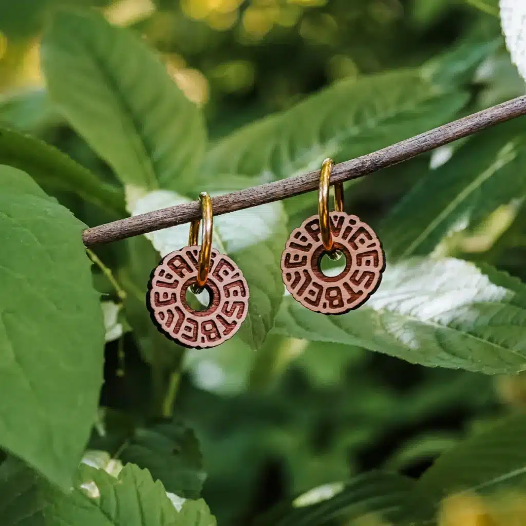 Nouveautés 23 Boucles d'oreilles créoles en bois suisse avec un symbole caché dit "La vie est belle"