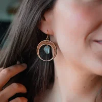 Orecchini a forma di mezzaluna realizzati in legno e vetro riciclato con un vetro azzurro