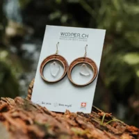 Orecchini a forma di mezzaluna realizzati in legno e vetro riciclato con un vetro bianco