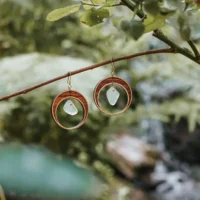 Orecchini a forma di mezzaluna realizzati in legno e vetro riciclato con un vetro bianco