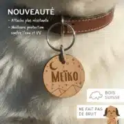 Medaille-personnalisee-animaux-avantages-2025 Médaille personnalisée MEIKO en bois gravé avec symbole lune et étoiles, sur collier cuir brun, accroches à fourrure blanche, marquée Bois Suisse et Ne fait pas de bruit
