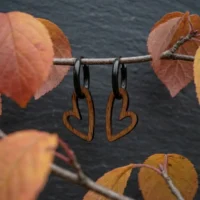 boucles-oreilles-en-bois-luv-5 Boucles d'oreilles en bois Luv, design en forme de coeur, cadeau parfait pour la st-valentin, cadeau mère fille, avec anneaux noirs