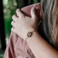 bracelet-en-bois-edel-chainette-6 (1) Bracelet en bois au design d'edelweiss porté avec chainette dorée