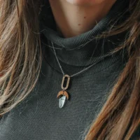 collier-en-bois-naelis-blanc-1 Collier en bois Naelis blanc clair verre recyclé chaîne argent porté