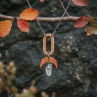 collier-en-bois-naelis-blanc Collier en bois Naelis blanc nature verre recyclé chaîne argent fond nature