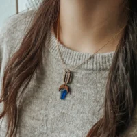 collier-en-bois-naelis-bleu-1 Collier en bois Naelis bleu verre recyclé chaîne dorée porté
