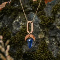 collier-en-bois-naelis-bleu Collier en bois Naelis bleu verre recyclé chaîne dorée fond nature