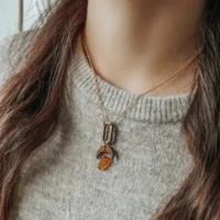 collier-en-bois-naelis-brun-1 Collier en bois Naelis brun clair verre recyclé chaîne dorée porté femme