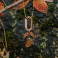 collier-en-bois-naelis-brun Collier en bois Naelis brun verre recyclé chaîne dorée fond nature