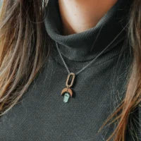 Collier en bois Naelis vert blanc clair verre recyclé chaîne argent porté femme