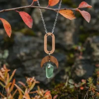 Collier en bois Naelis vert blanc verre recyclé chaîne dorée fond nature
