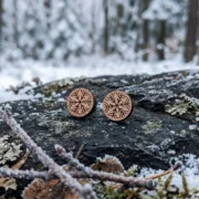 Clous-oreilles-en-bois-qanuk Clous d'oreilles en bois Qanuk