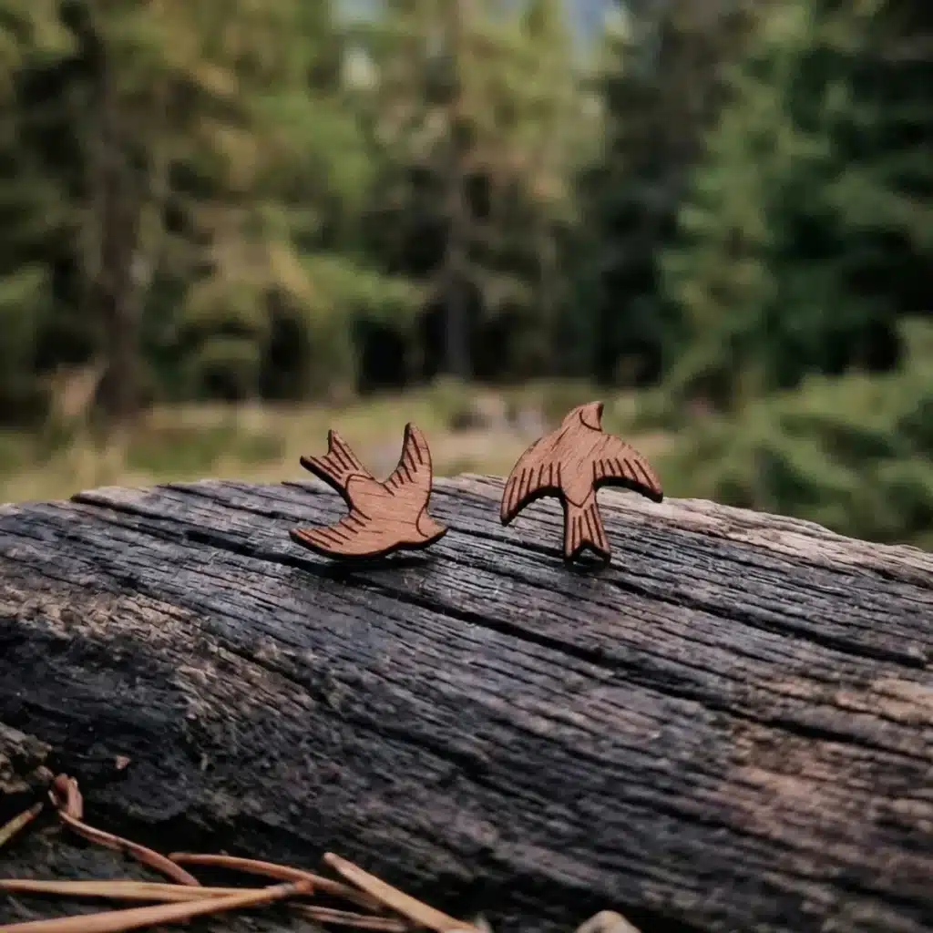 Nouveautés 13 Clous d'oreilles en bois oiseaux posés sur une branche en nature