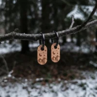 Boucles d'oreilles en bois pour enfant au design de montagne et lune avec anneaux noirs