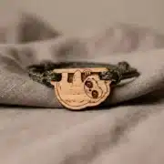 bracelet-en-bois-enfant-joy Bracelet en bois suisse pour enfant Joy au design de paresseux