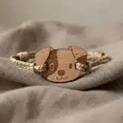 bracelet-en-bois-enfant-pluto Bracelet en bois suisse pour enfant Pluto au design de chien