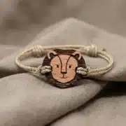 bracelet-en-bois-enfant-symba Bracelet en bois suisse pour enfant Symba au design de lion