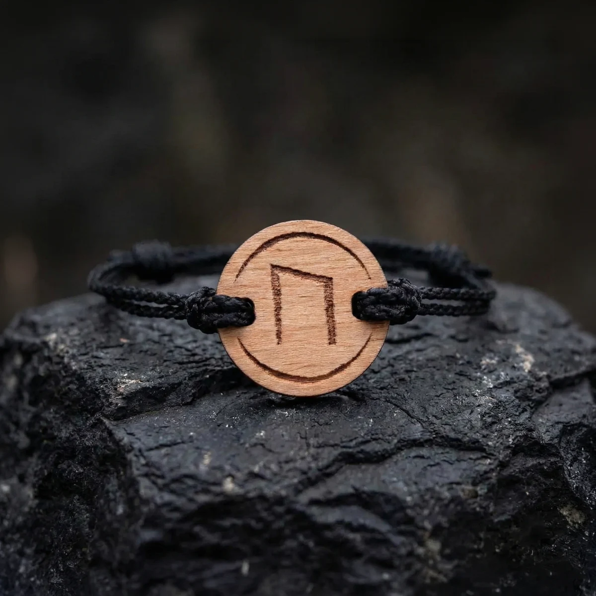 Bracelet en bois Vikings Uruz - Force, pouvoir et purification.