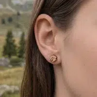 Clous-oreilles-en-bois-lapins-panpan-1 Clous d'oreilles en bois Panpan