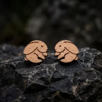 Clous-oreilles-en-bois-lapins-panpan-2 Clous d'oreilles en bois Panpan