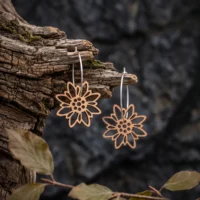 Boucles-oreilles-en-bois-edelweiss-5 Boucles d'oreilles en bois au design d'Edelweiss avec anneaux argent