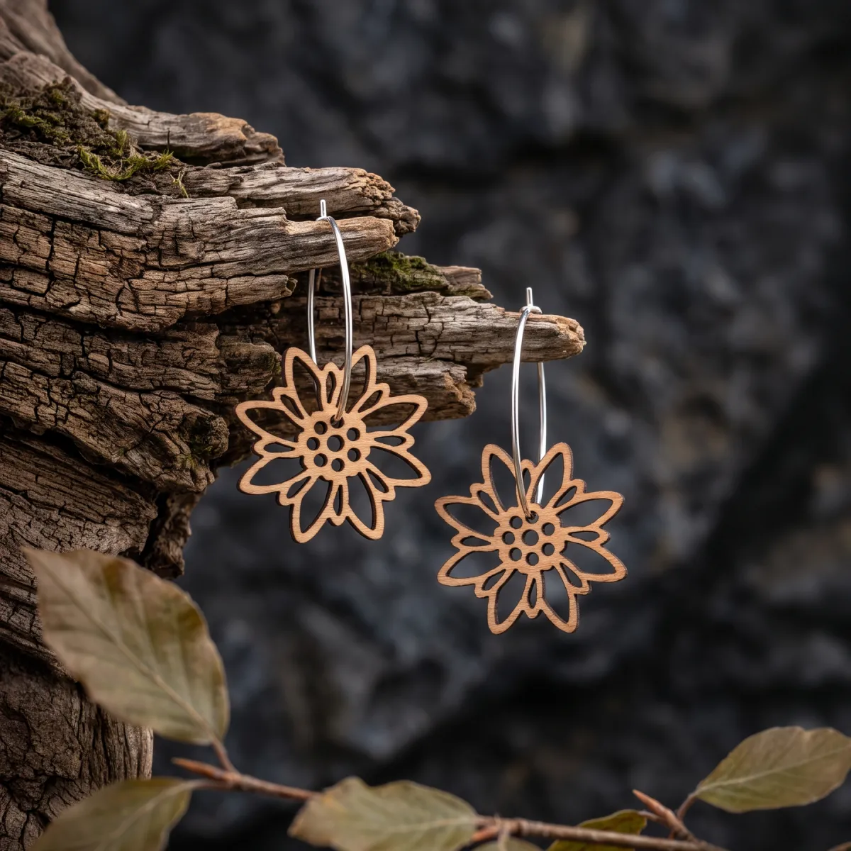 Boucles-oreilles-en-bois-edelweiss-5 Boucles d'oreilles en bois au design d'Edelweiss avec anneaux argent
