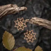 Boucles-oreilles-en-bois-edelweiss-6 Boucles d'oreilles en bois au design d'Edelweiss avec anneaux noirs