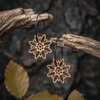 Boucles-oreilles-en-bois-edelweiss-6 Boucles d'oreilles en bois au design d'Edelweiss avec anneaux noirs