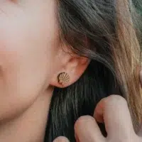 Clous-oreilles-en-bois-pecten-3 Clous d'oreilles en bois Moana