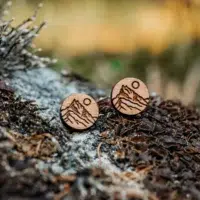 clous-oreilles-en-bois-besso clous d'oreilles en bois Suisse au design de la montagne du besso