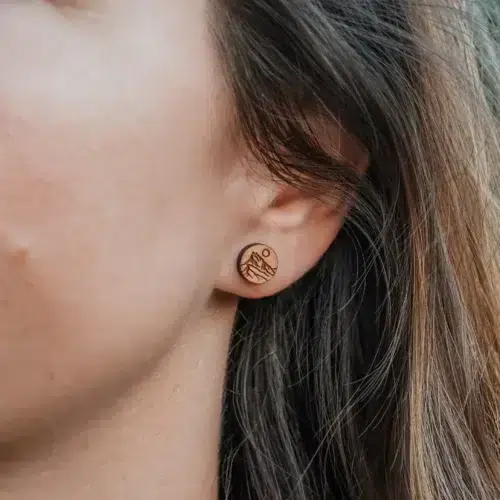 clous d'oreilles en bois Suisse au design de la montagne du besso