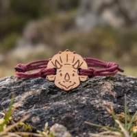 Bracelet-en-bois-dino-enfant bracelet en bois Suisse dinosaure personnalisable avec cordon bordeau