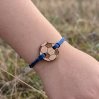 Bracelet-en-bois-enfant-ballon-1 bracelet en bois personnalisable au design de ballon de foot avec cordon en nylon recyclé bleu