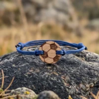 Bracelet-en-bois-enfant-ballon bracelet en bois personnalisable au design de ballon de foot avec cordon en nylon recyclé bleu