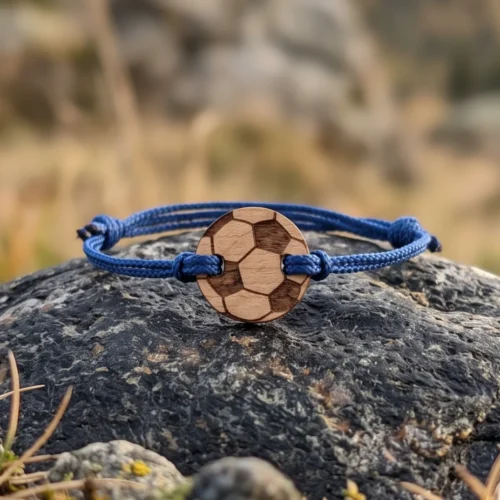Braccialetto di legno per bambini con palloncini Braccialetto in legno personalizzabile con disegno di un pallone da calcio e cordino blu in nylon riciclato
