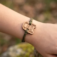 Bracelet-en-bois-tracteur-enfant-1 bracelet en bois personnalisable au design de tracteur avec cordon en nylon recyclé vert