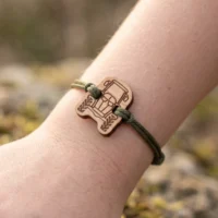 Bracelet-en-bois-tracteur-enfant-2 bracelet en bois personnalisable au design de tracteur avec cordon en nylon recyclé vert