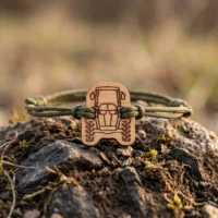 Bracelet-en-bois-tracteur-enfant bracelet en bois personnalisable au design de tracteur avec cordon en nylon recyclé vert