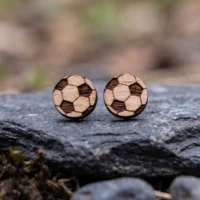 Clous-oreilles-en-bois-ballon-foot clous d'oreilles en bois Suisse au design de ballon de football