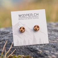 Clous-oreilles-en-bois-ballon-foot-carton clous d'oreilles en bois Suisse au design de ballon de football