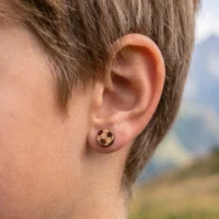 Clous-oreilles-en-bois-ballon-foot-porte clous d'oreilles en bois Suisse au design de ballon de football